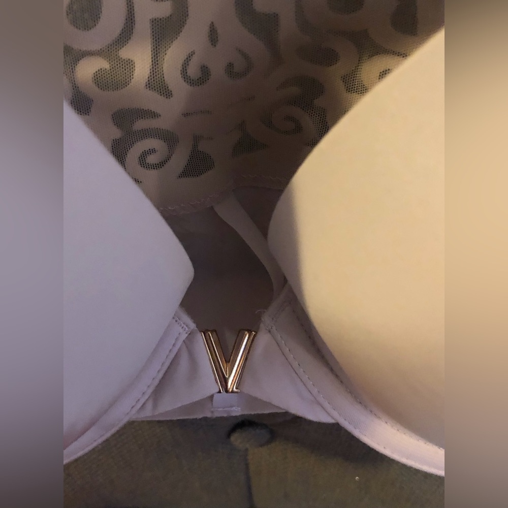 Beautiful bras. - Picture 2 of 11